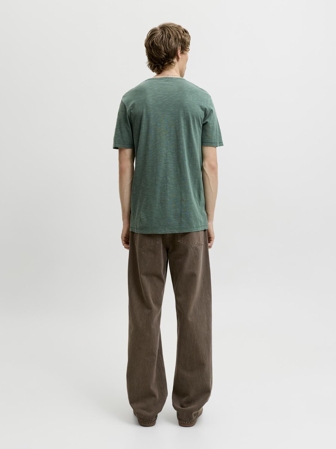 model_shot-back